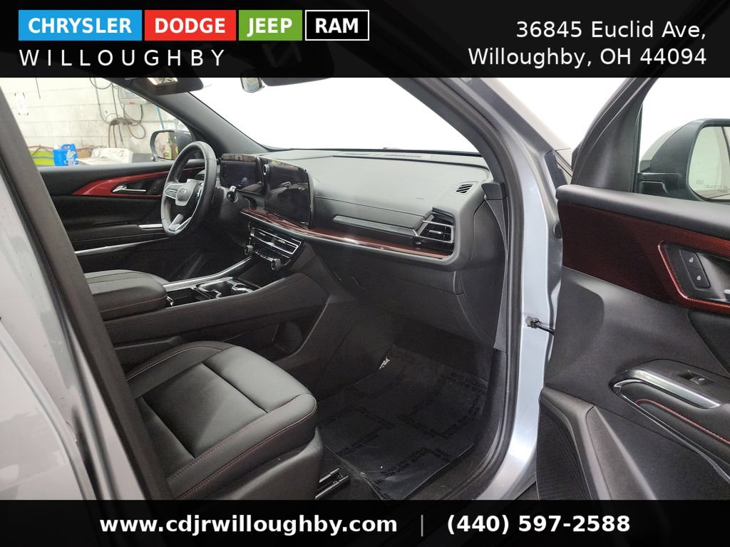 Used 2025 Chevrolet Traverse Z71 AWD/4WD image 36