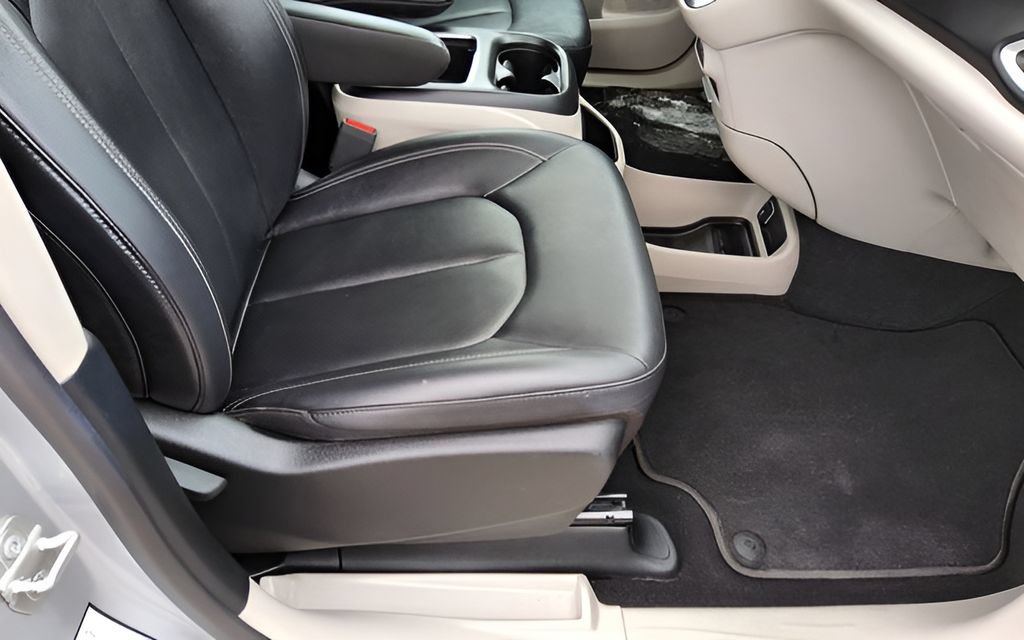 Used 2024 Chrysler Pacifica Touring-L FWD image 23