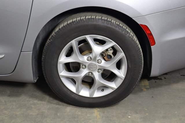 Used 2019 Chrysler Pacifica Touring-L Plus w/ Advanced Safetytec Group FWD image 44
