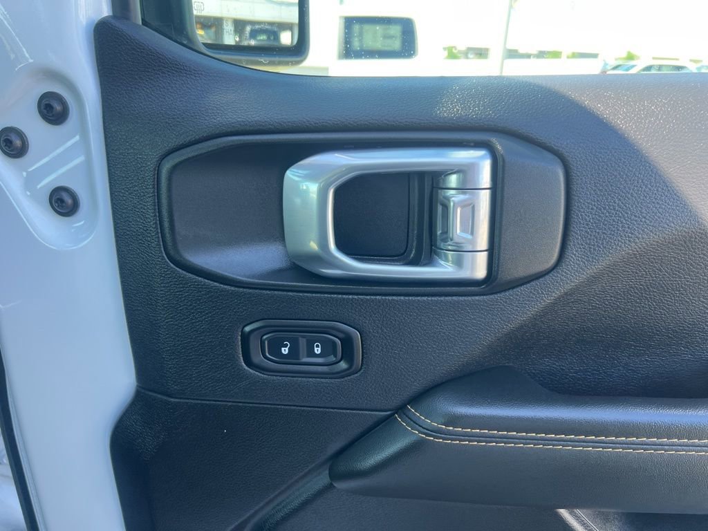 Used 2025 Jeep Wrangler Unlimited Sahara AWD/4WD image 26