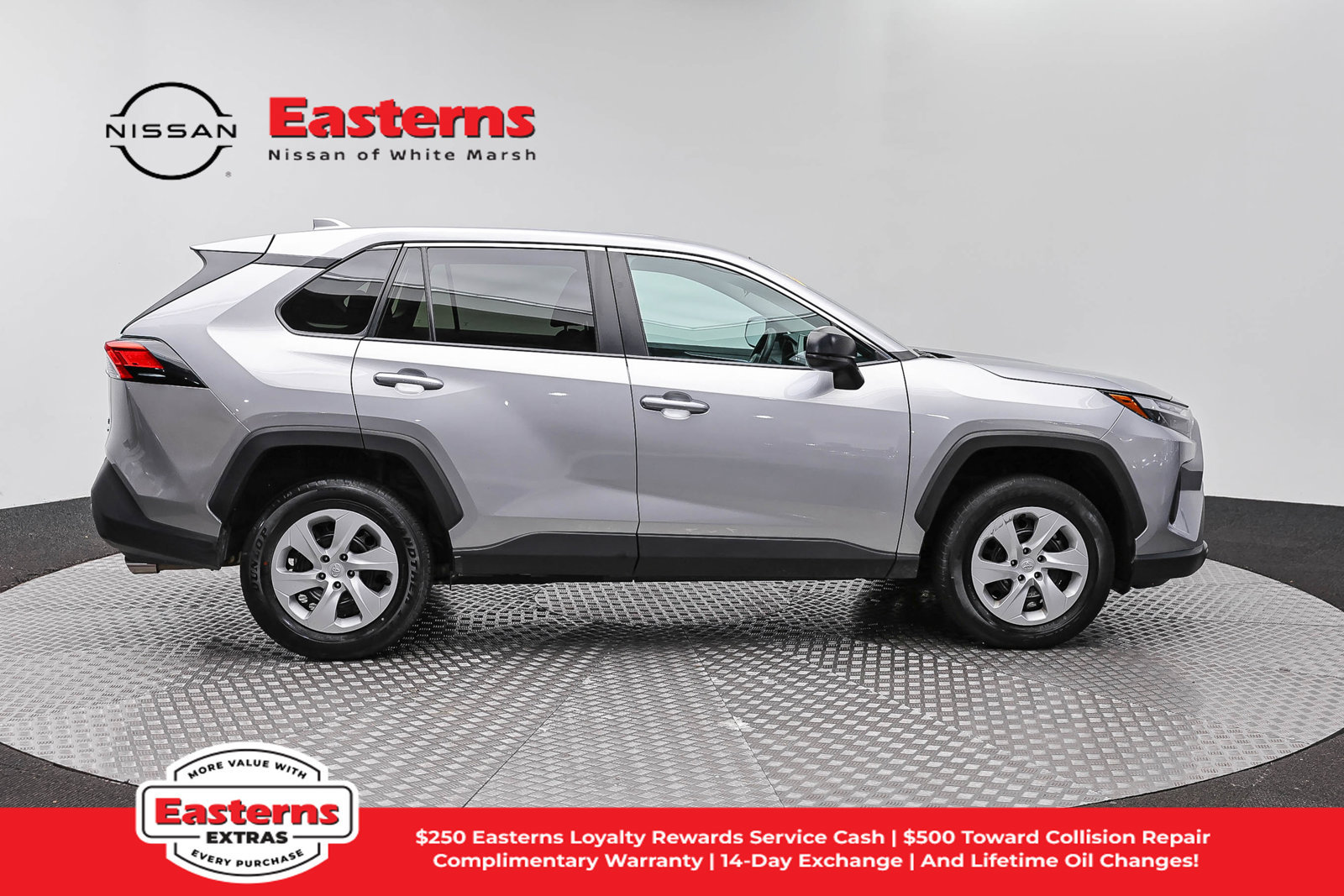 Used 2025 Toyota RAV4 LE AWD/4WD image 4