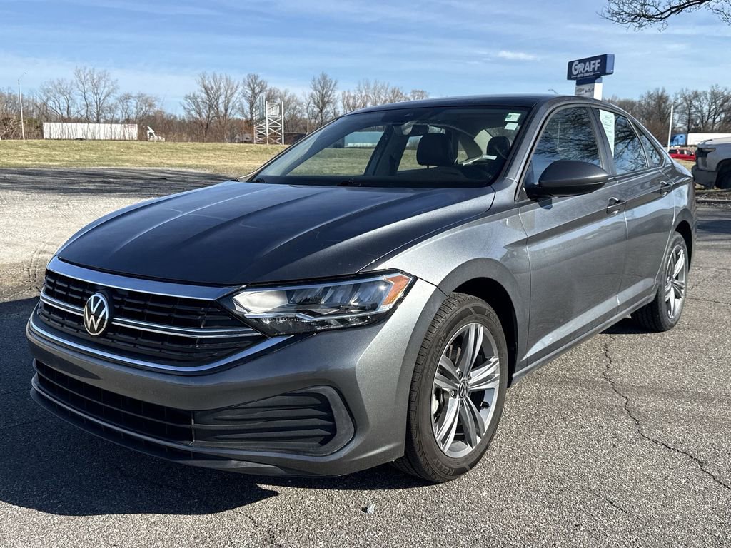 Used 2024 Volkswagen Jetta SE image 4