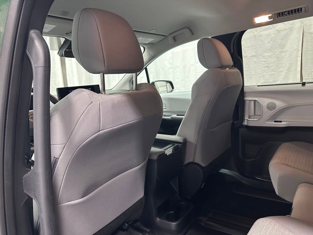 Used 2025 Toyota Sienna LE FWD image 49