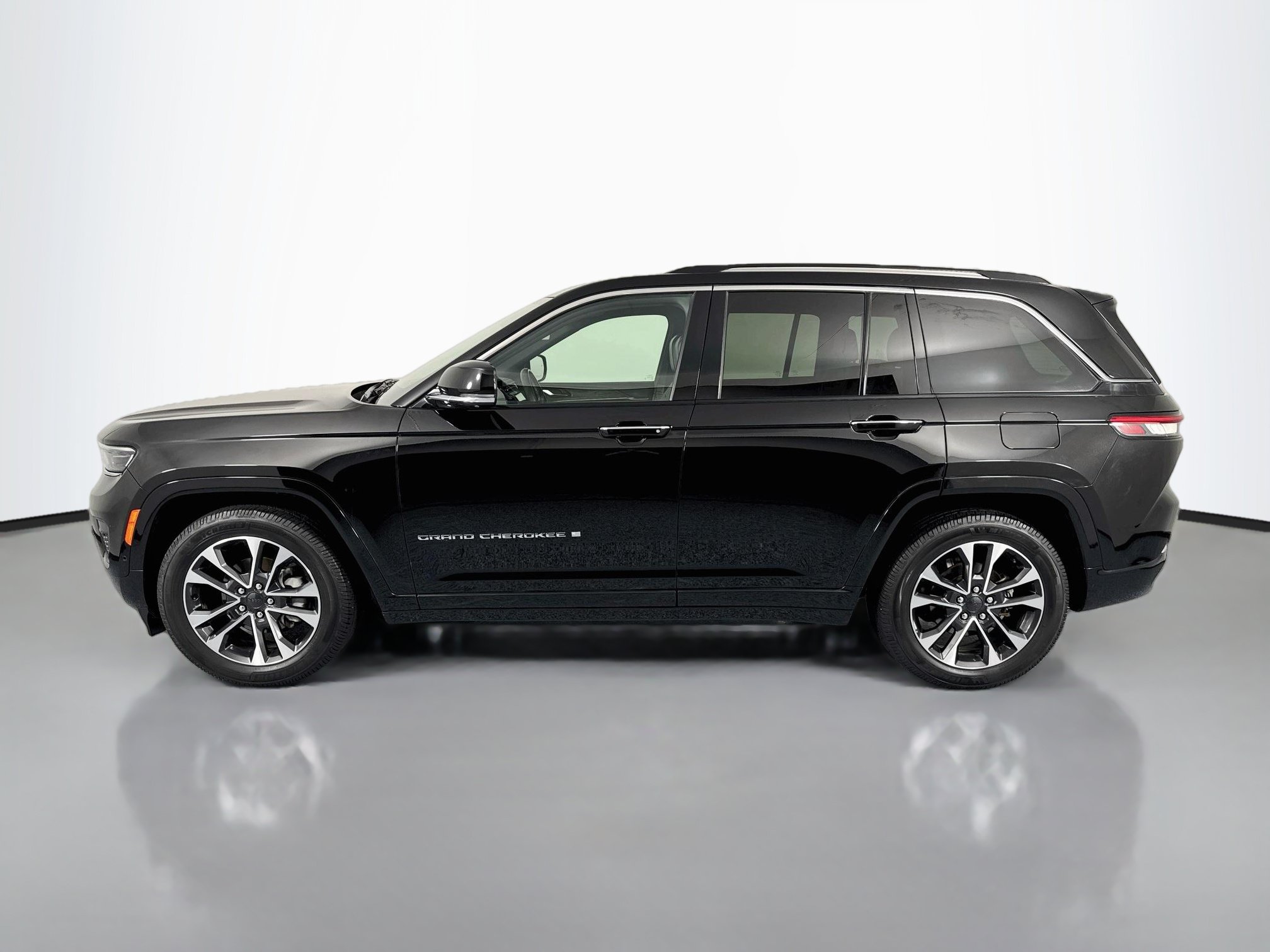 Used 2022 Jeep Grand Cherokee Overland w/ Adv Protech Group III AWD/4WD image 8