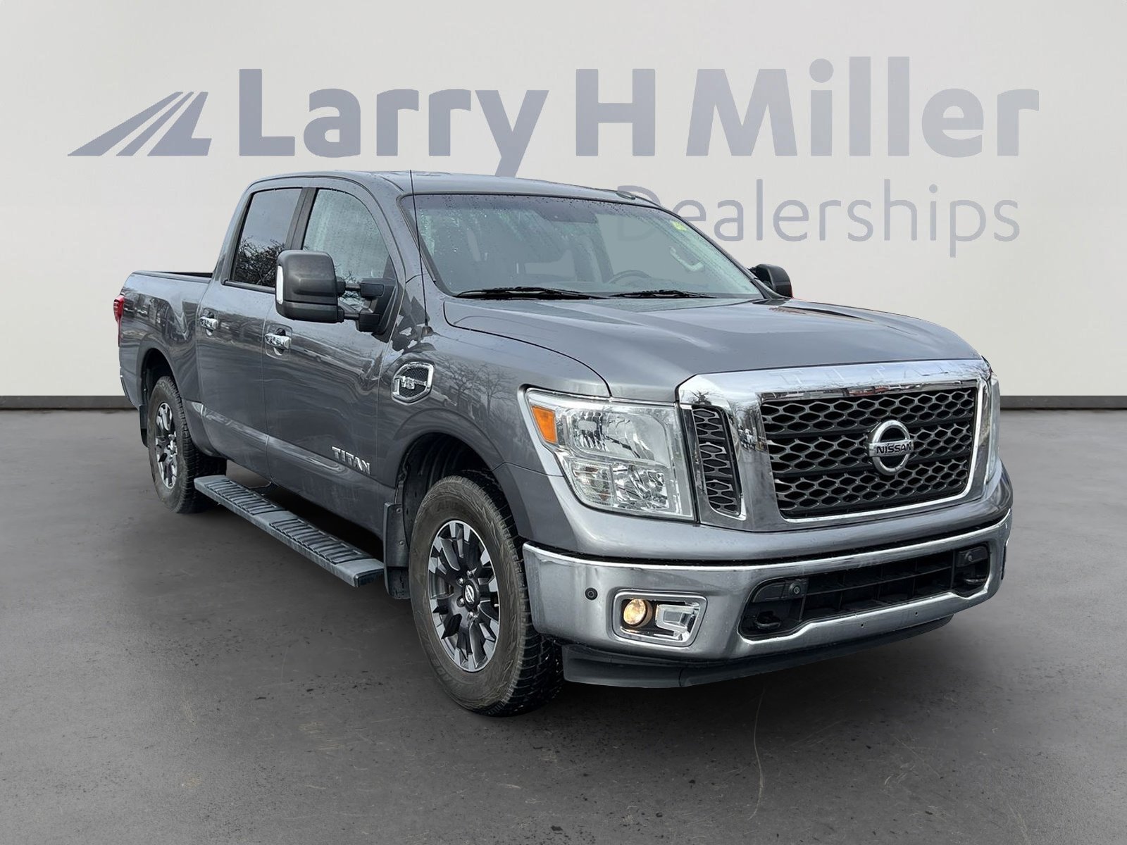 Used 2017 Nissan Titan SV image 2