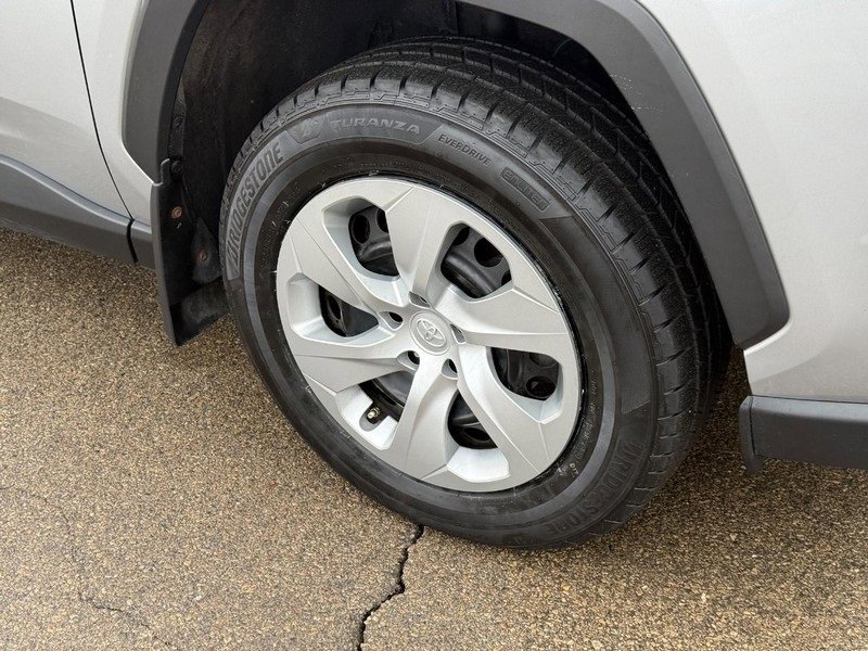 Used 2021 Toyota RAV4 LE image 9