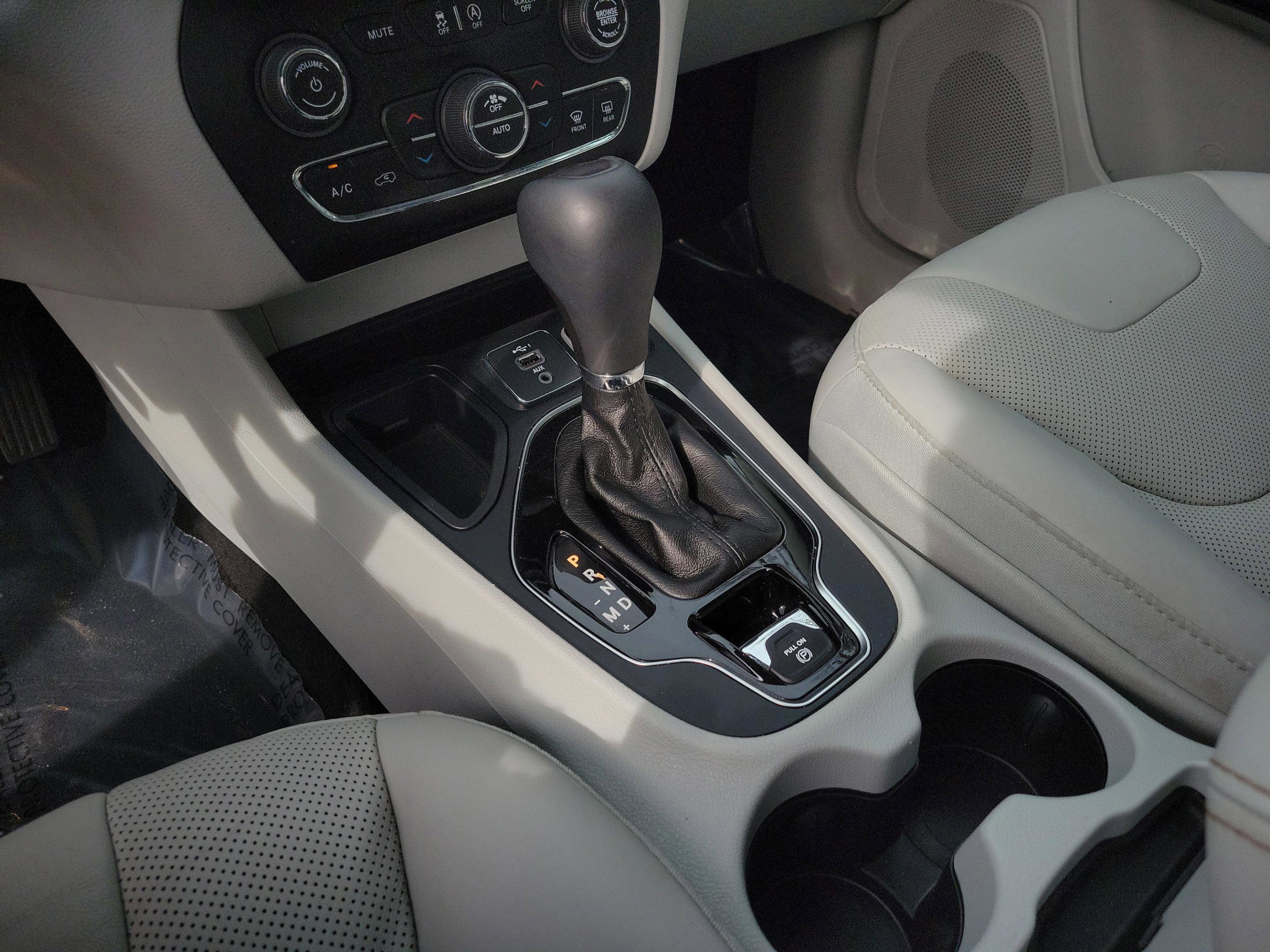 Used 2019 Jeep Cherokee Limited image 16