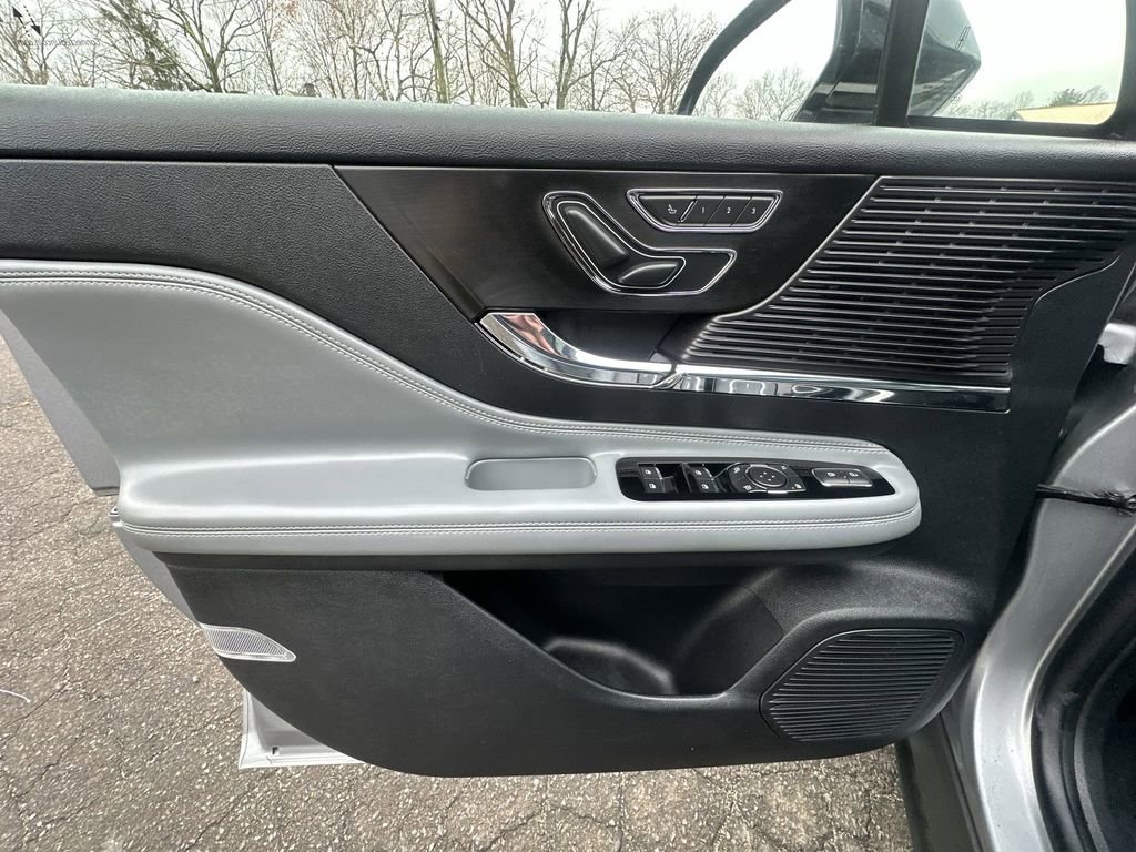 Used 2022 Lincoln Corsair AWD w/ Premium Package image 13