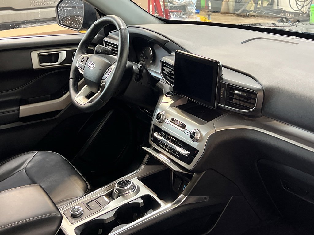 Used 2022 Ford Explorer XLT w/ Equipment Group 202A image 27