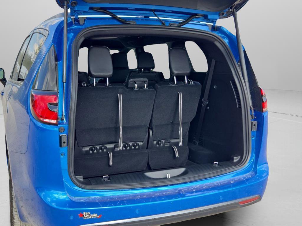 New 2026 Chrysler Pacifica Select FWD image 25