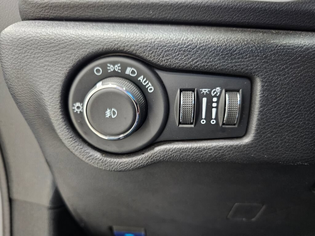 Used 2025 Chrysler Pacifica Select FWD image 26