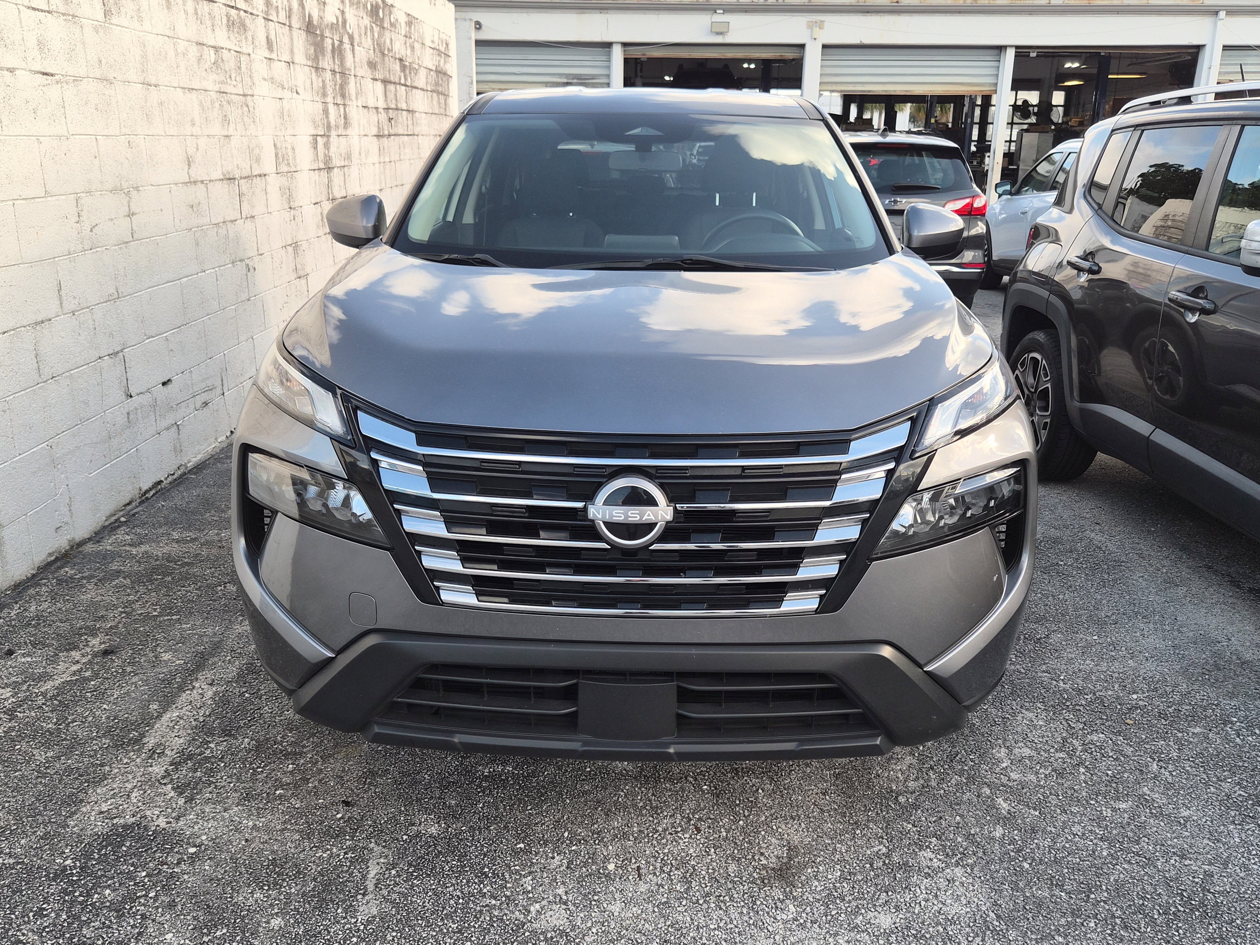 Used 2024 Nissan Rogue SV image 2