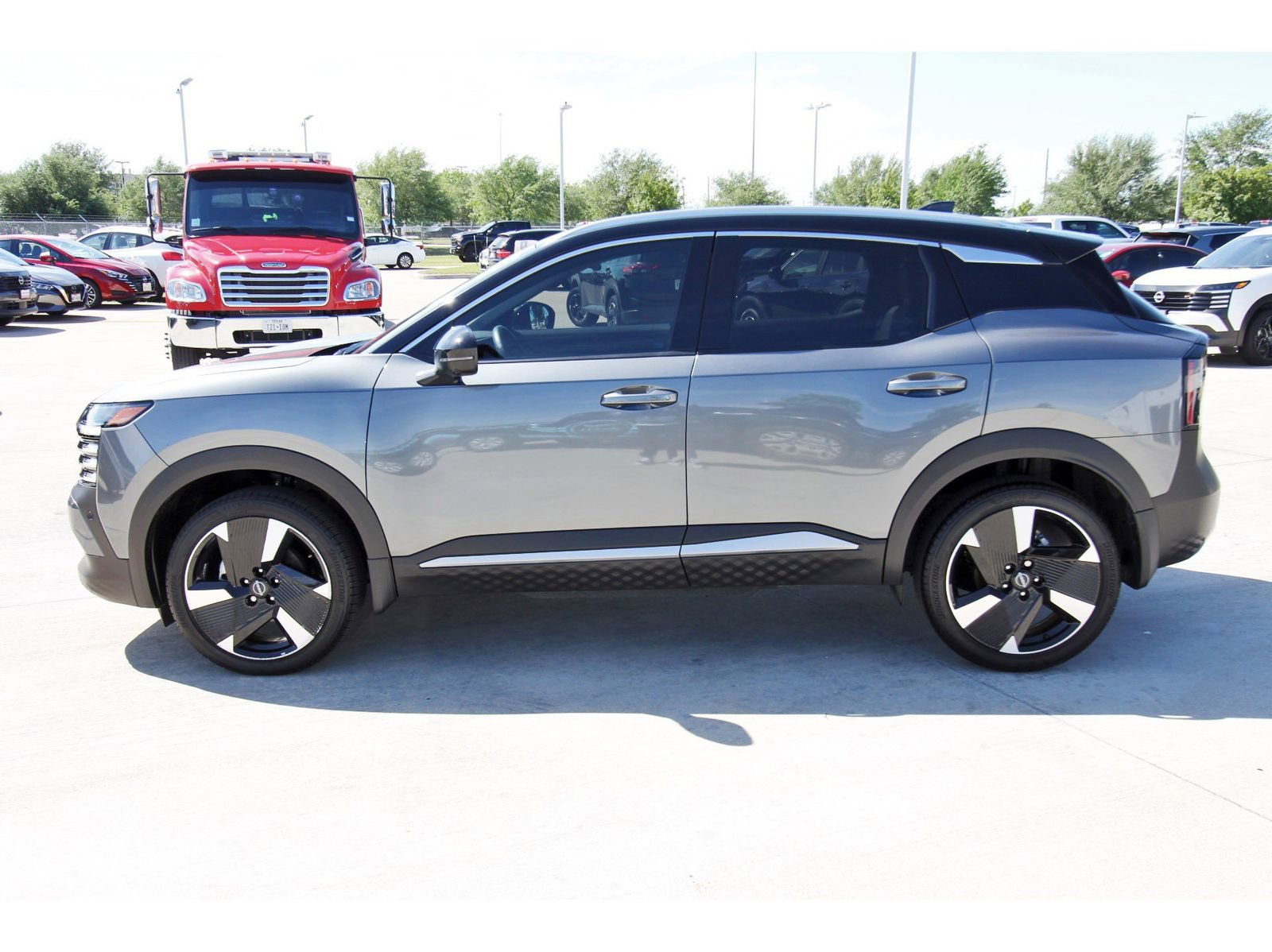 Certified 2025 Nissan Kicks SR FWD image 4