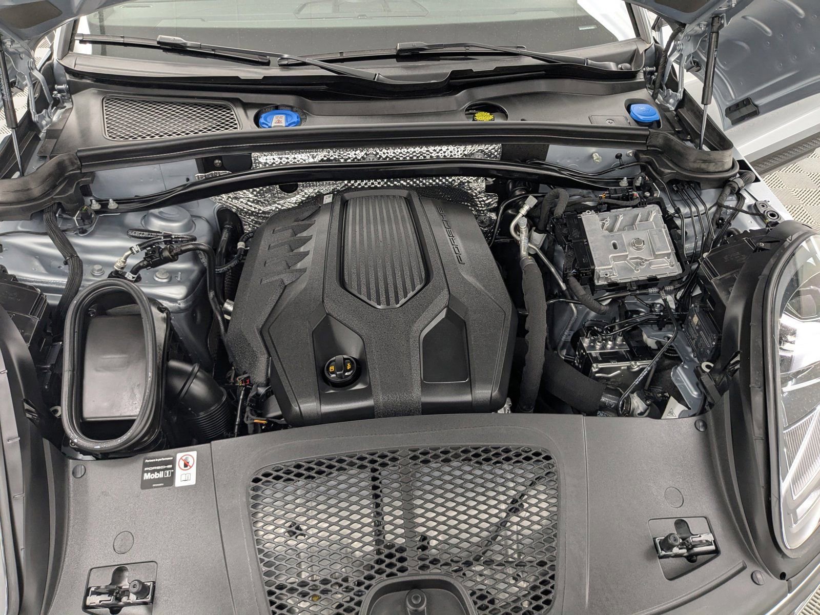 Certified 2025 Porsche Macan image 24