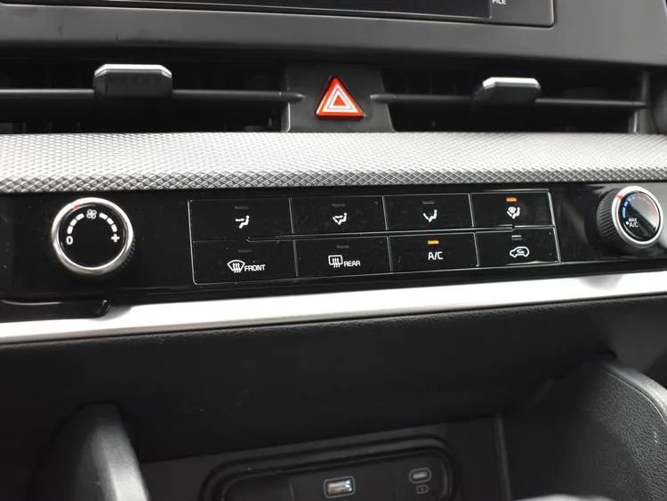 Used 2024 Kia Sportage LX image 32