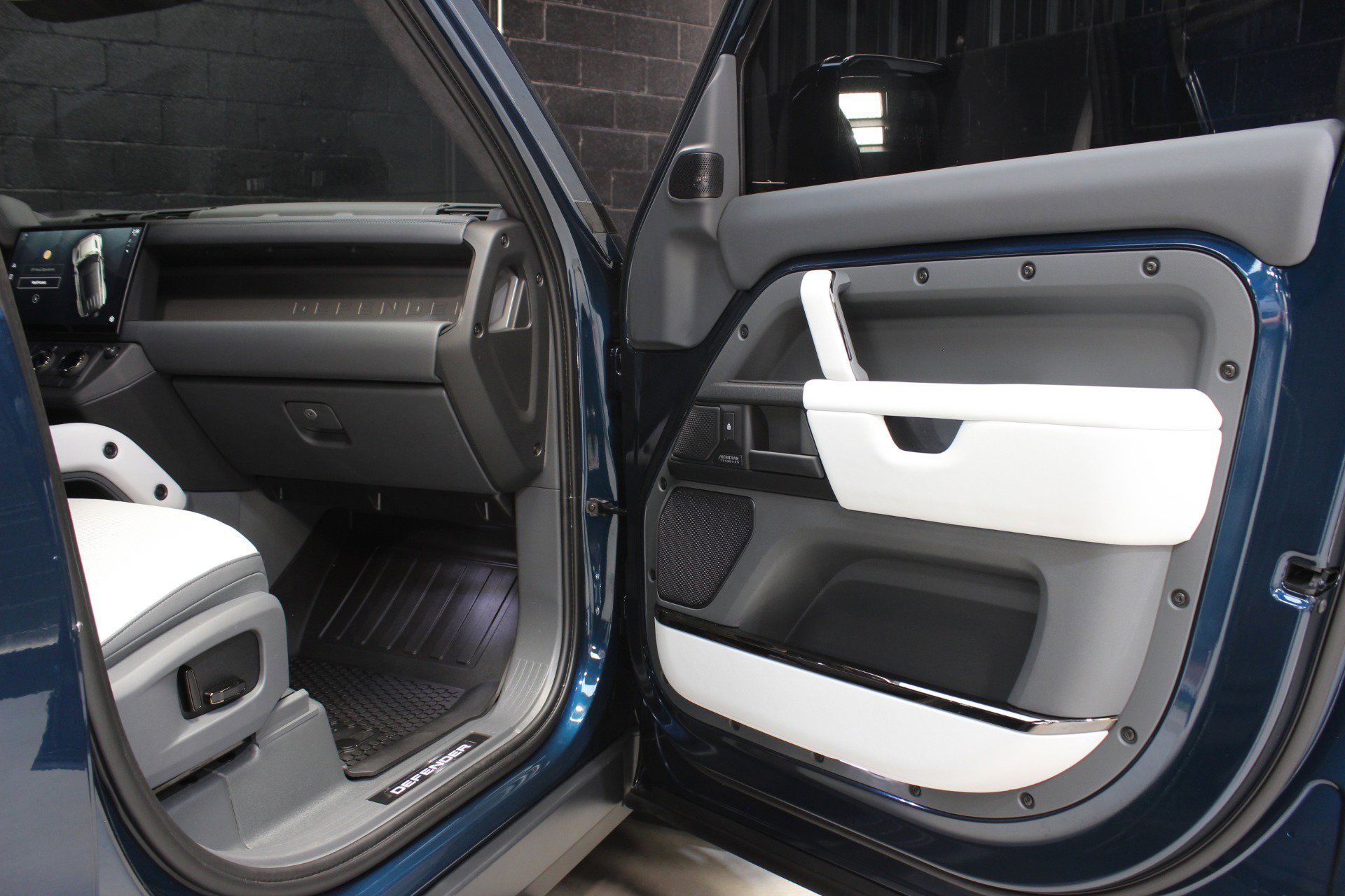 Used 2026 Land Rover Defender 110 image 36