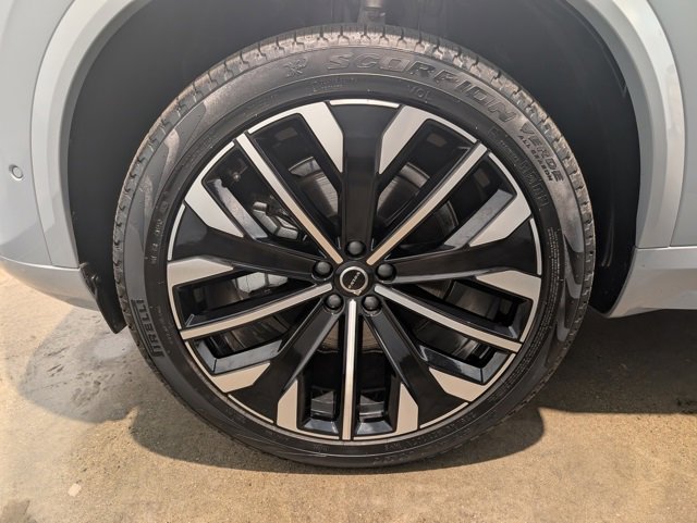 Used 2025 Volvo XC90 B6 Plus image 10