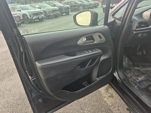 Used 2024 Chrysler Pacifica Premium image 11
