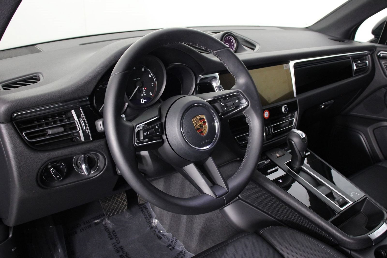 Certified 2026 Porsche Macan AWD/4WD image 4