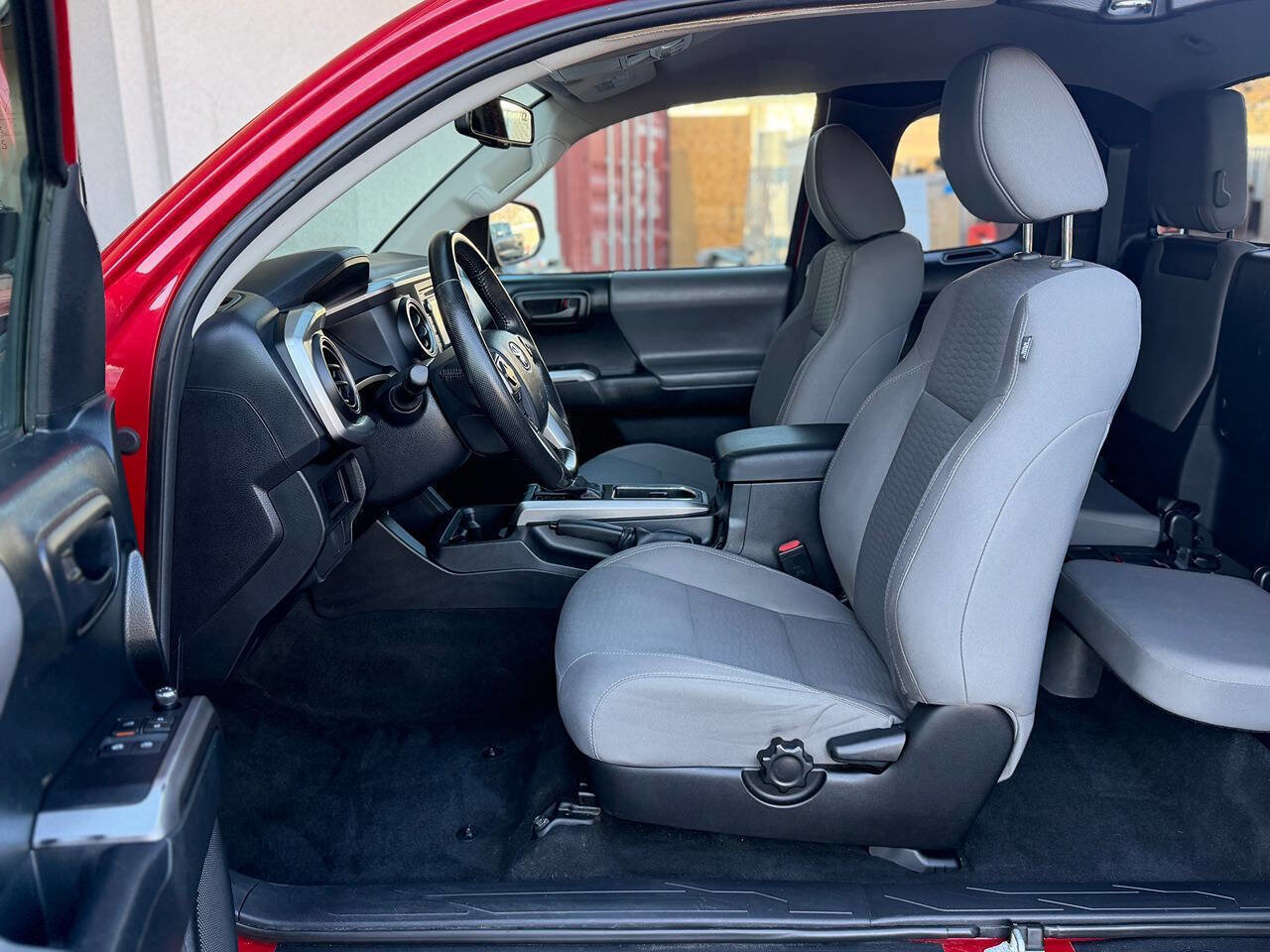 Used 2016 Toyota Tacoma TRD Sport image 3