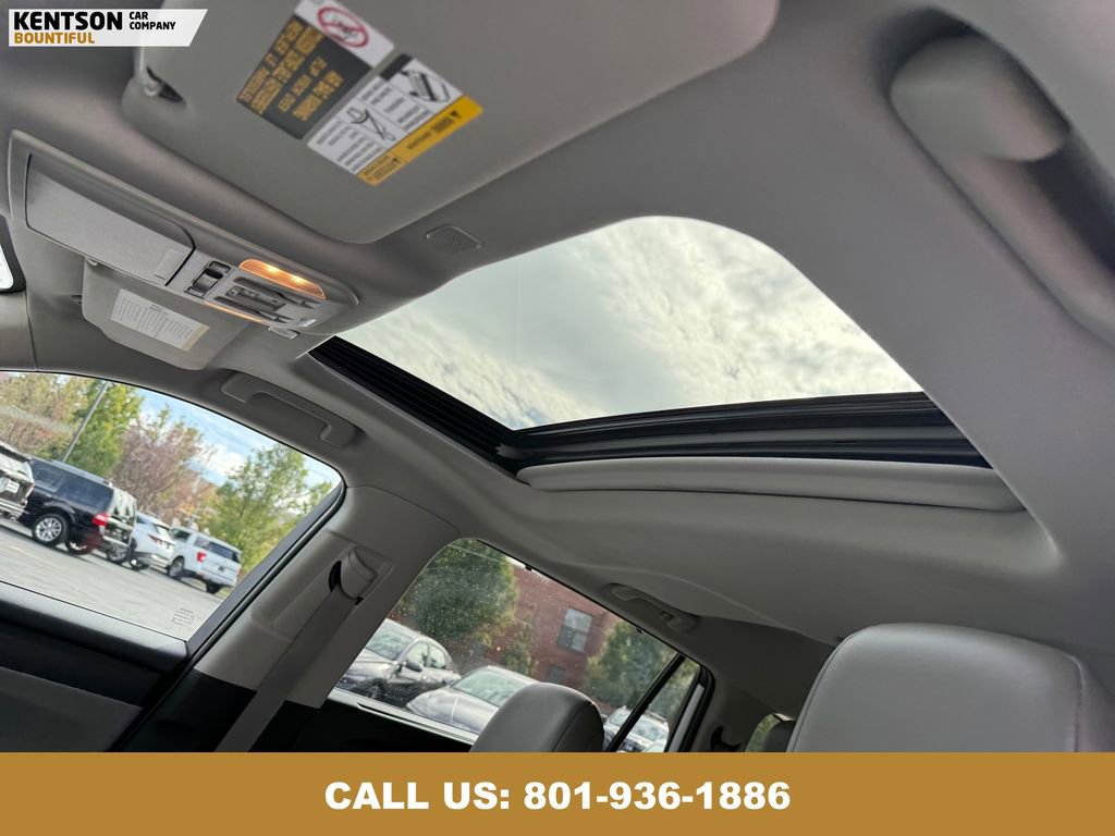 Used 2025 Toyota Highlander XLE image 32