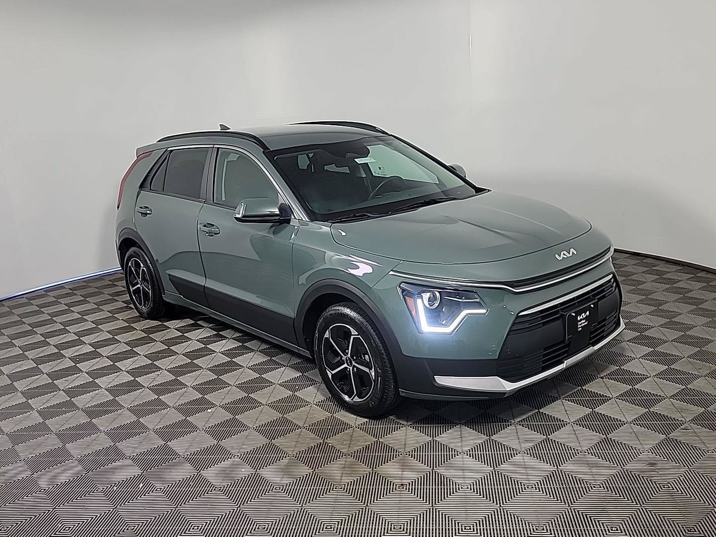 Used 2023 Kia Niro EX FWD image 2