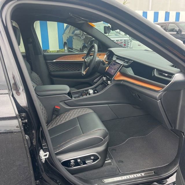 Used 2025 Jeep Grand Cherokee Summit w/ Adv Protech Group IV AWD/4WD image 6