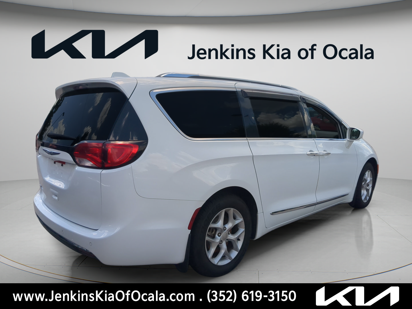 Used 2018 Chrysler Pacifica Touring-L Plus FWD image 3