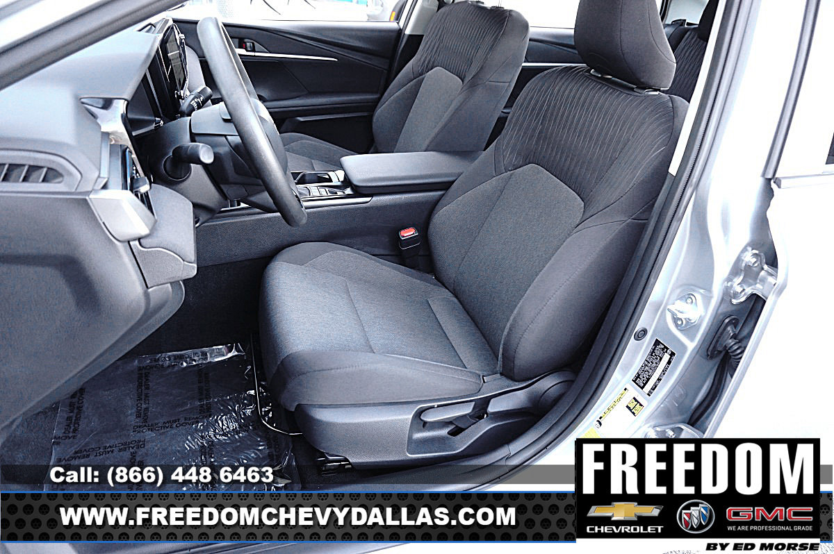 Used 2025 Toyota Camry LE image 9