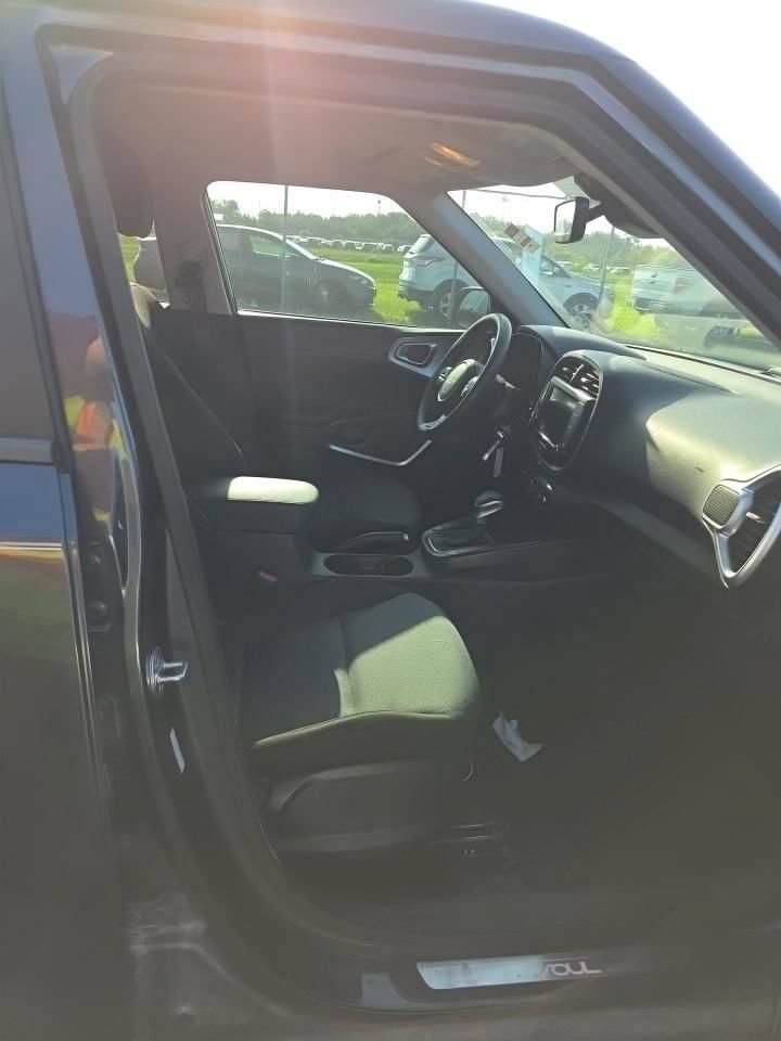 Used 2023 Kia Soul LX w/ Option Group 015 FWD image 6