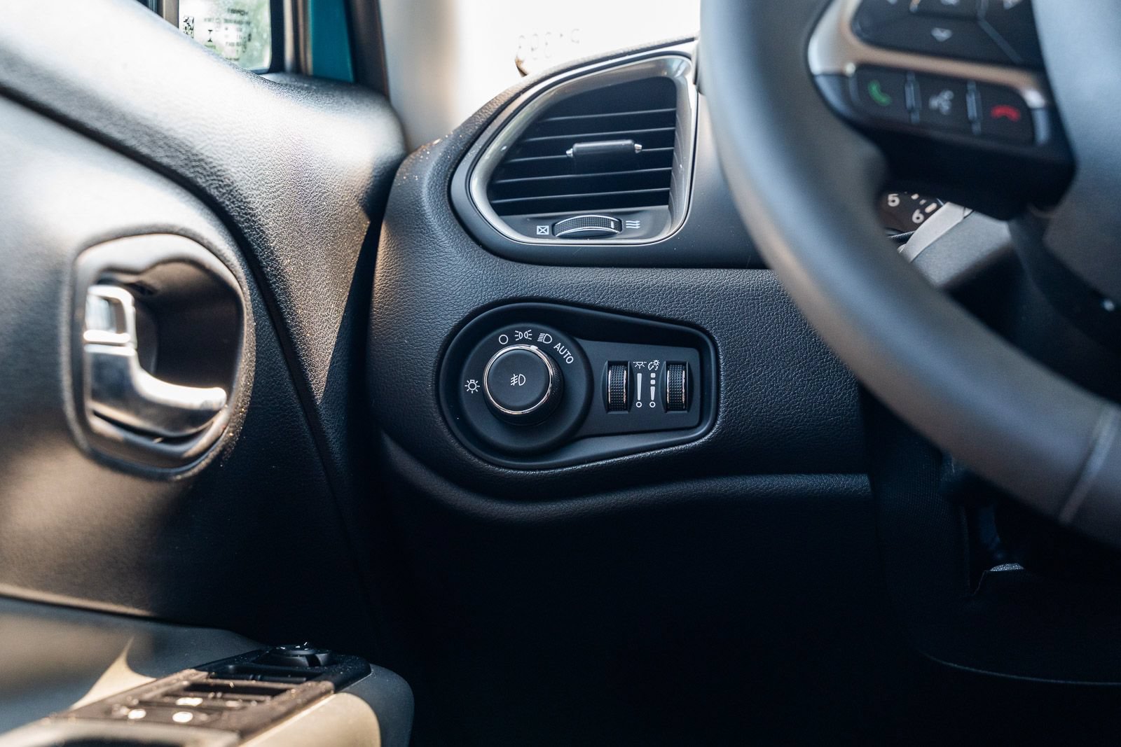 Used 2022 Jeep Renegade Latitude AWD/4WD image 24