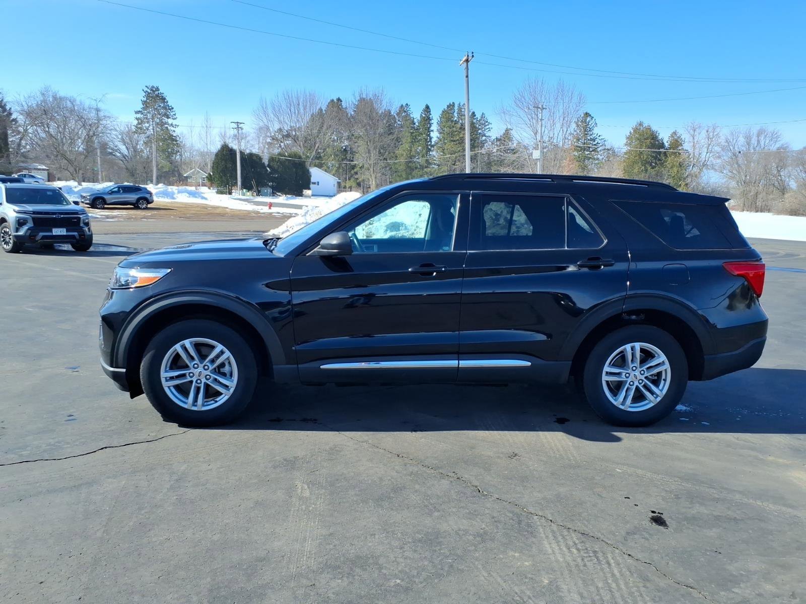 Used 2022 Ford Explorer XLT image 2