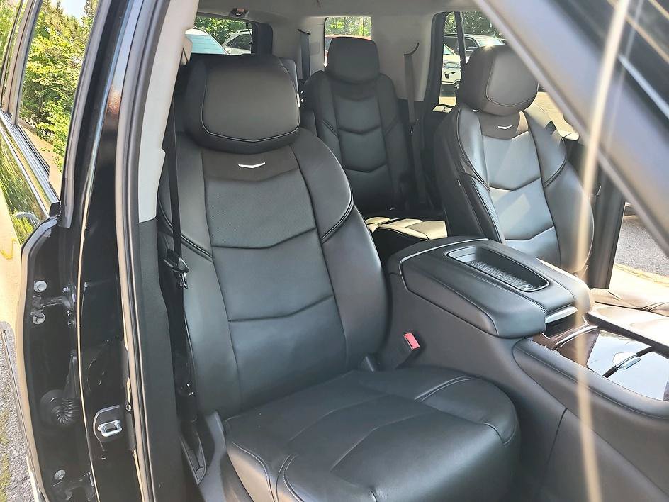 Used 2020 Cadillac Escalade Luxury w/ Escalade Sport Edition AWD/4WD image 48