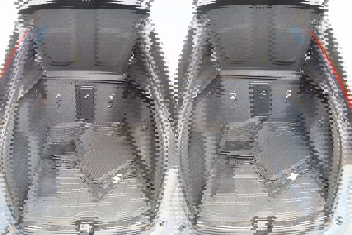 Used 2020 Volvo XC40 T5 R-Design image 48