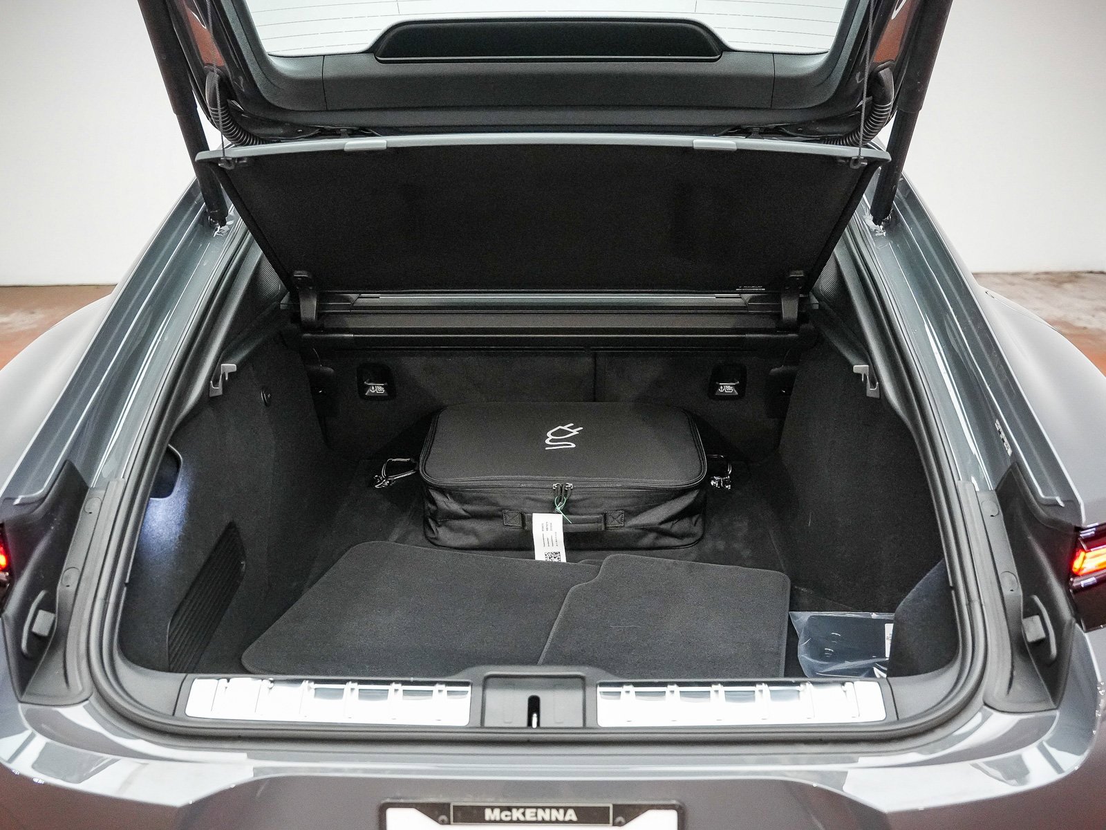 Certified 2025 Porsche Panamera Turbo image 33