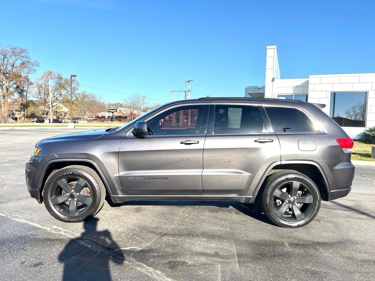 Used 2015 Jeep Grand Cherokee Altitude image 3