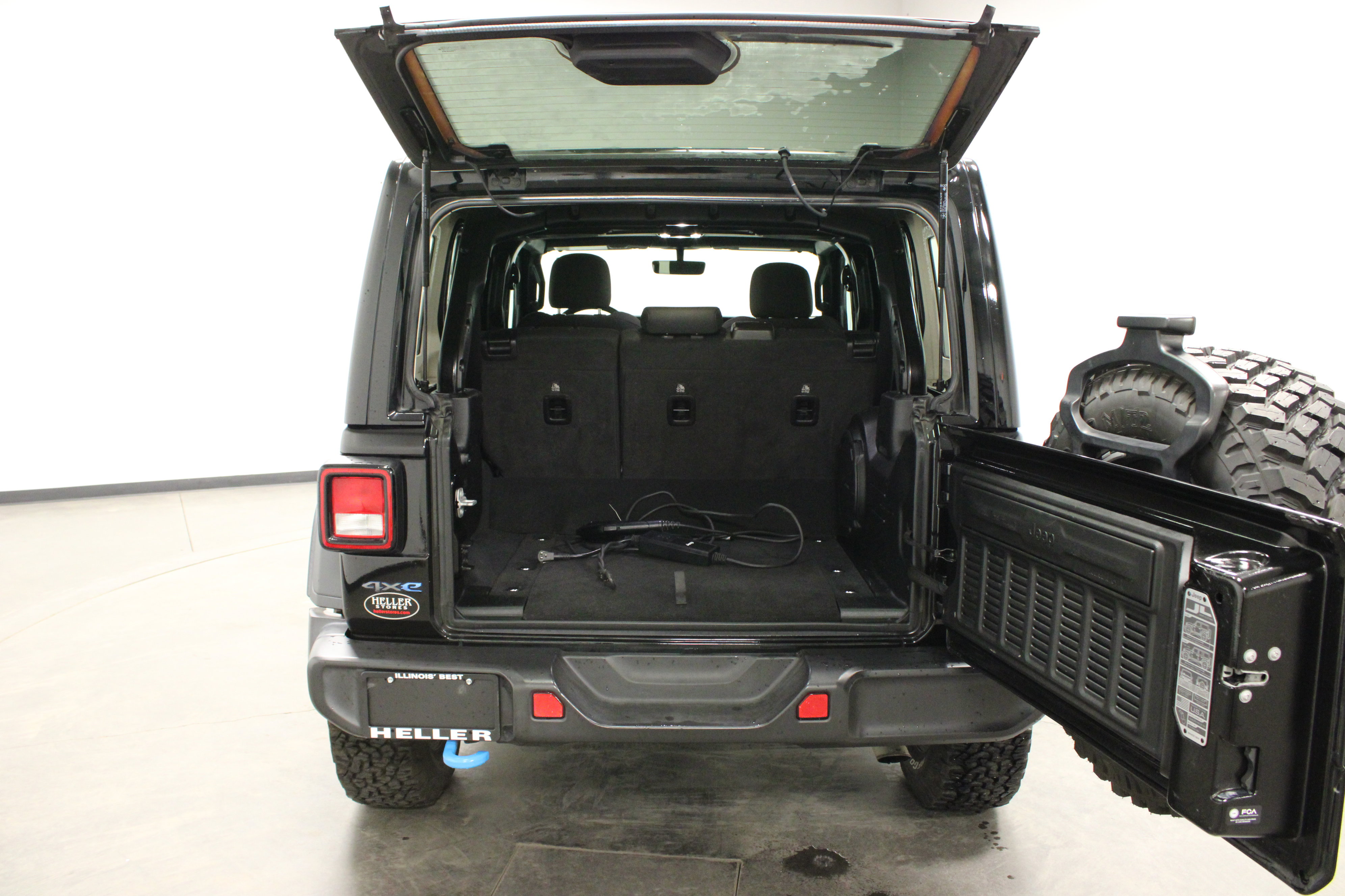 Used 2023 Jeep Wrangler Unlimited w/ 8.4" Radio Group image 15