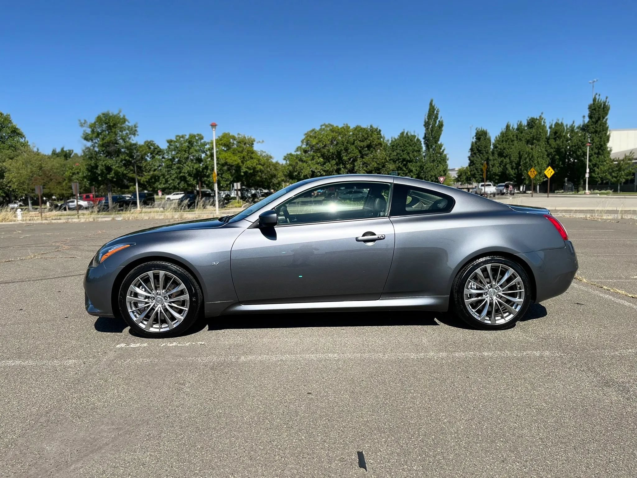Used 2015 INFINITI Q60 Sport RWD image 9
