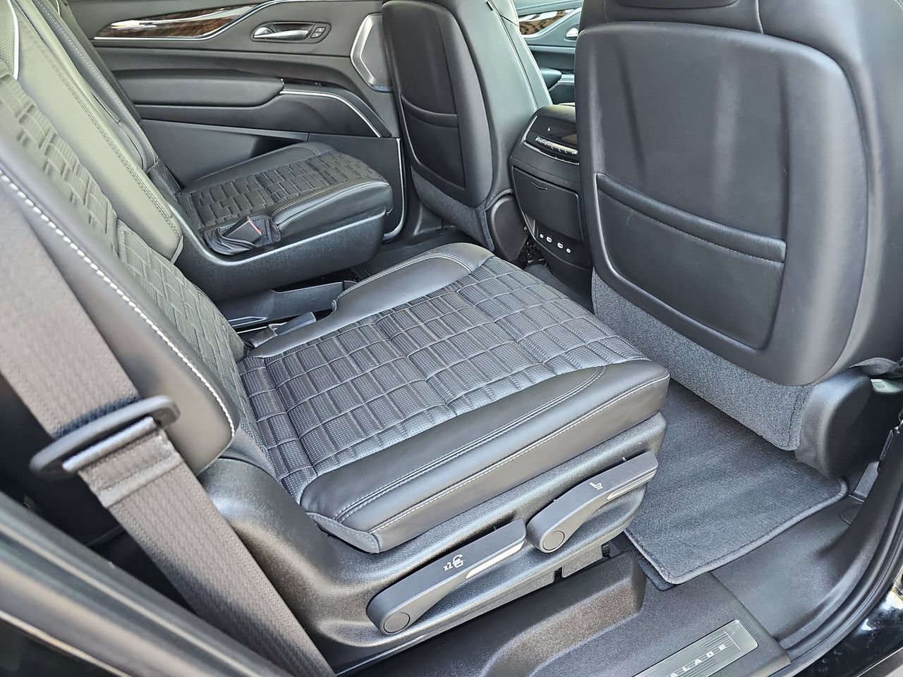 Used 2021 Cadillac Escalade Premium Luxury Platinum AWD/4WD image 11