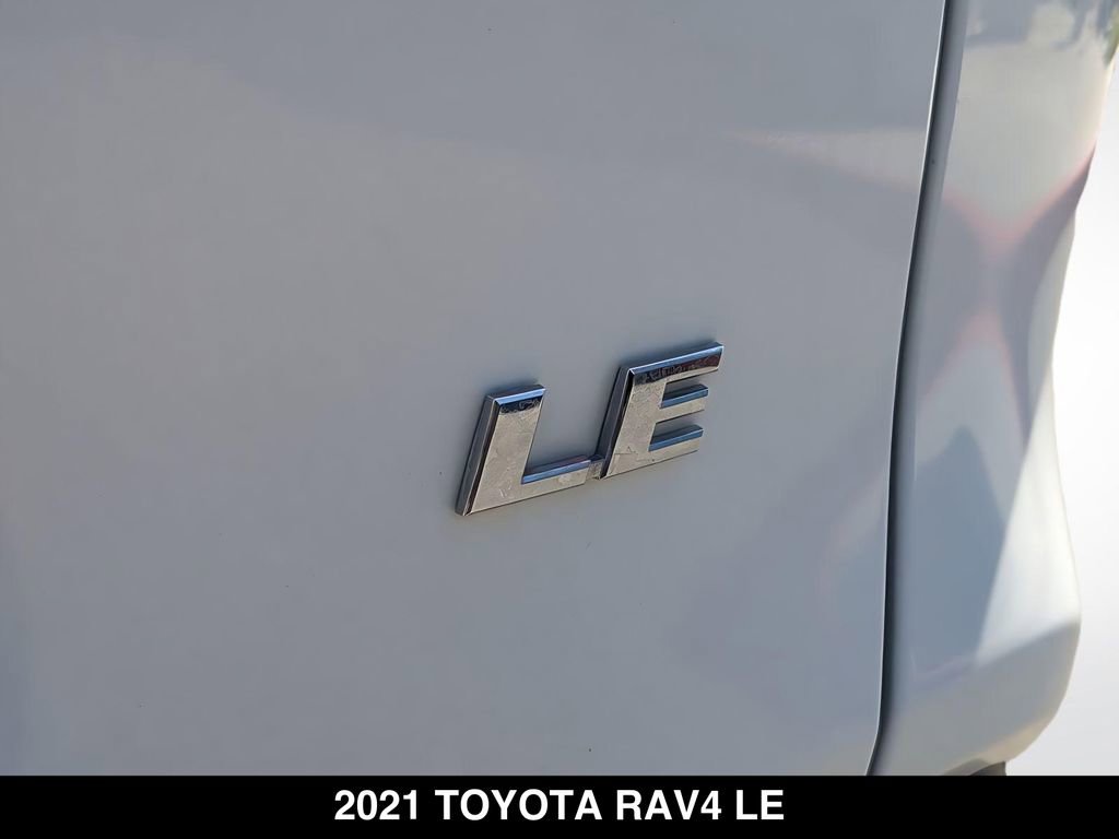Used 2021 Toyota RAV4 LE FWD image 7