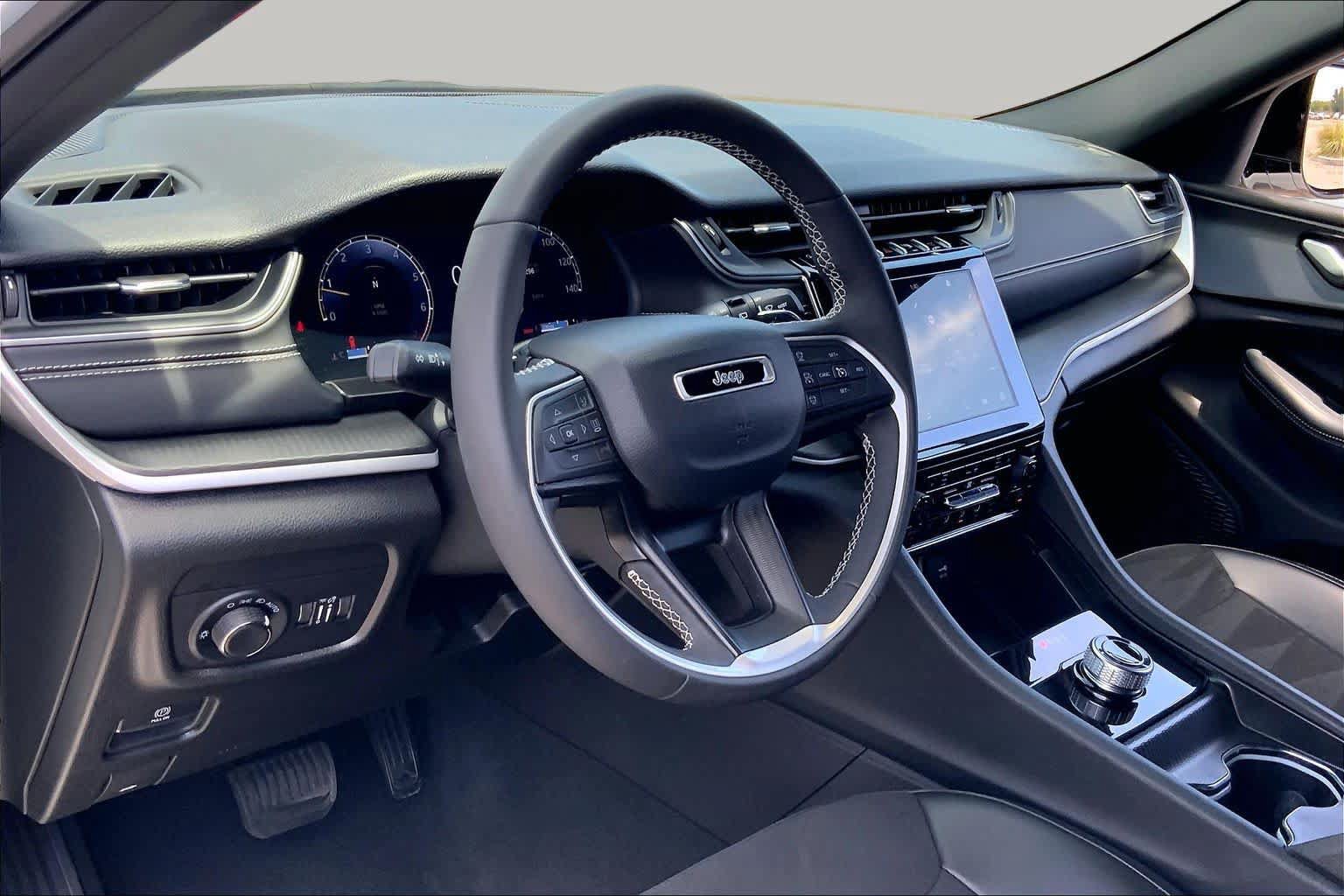 Used 2024 Jeep Grand Cherokee Altitude AWD/4WD image 17