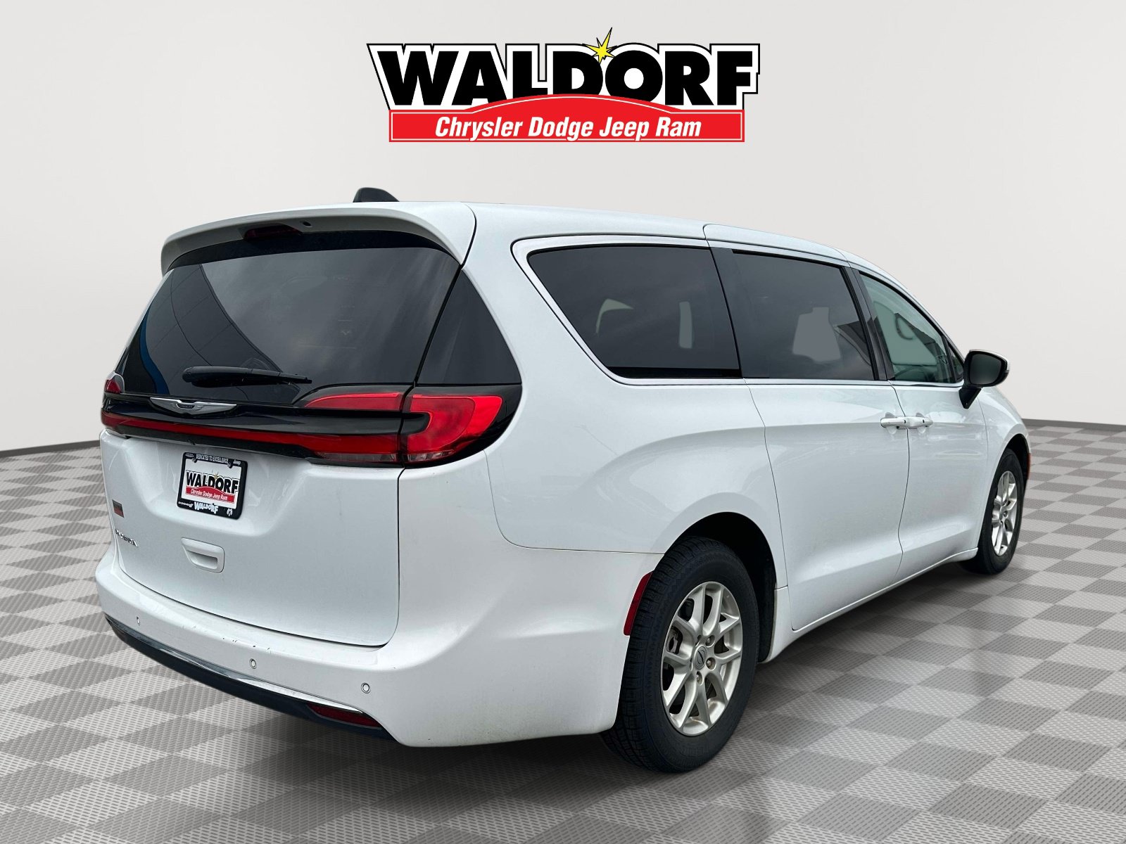 Used 2023 Chrysler Pacifica Touring-L FWD image 6