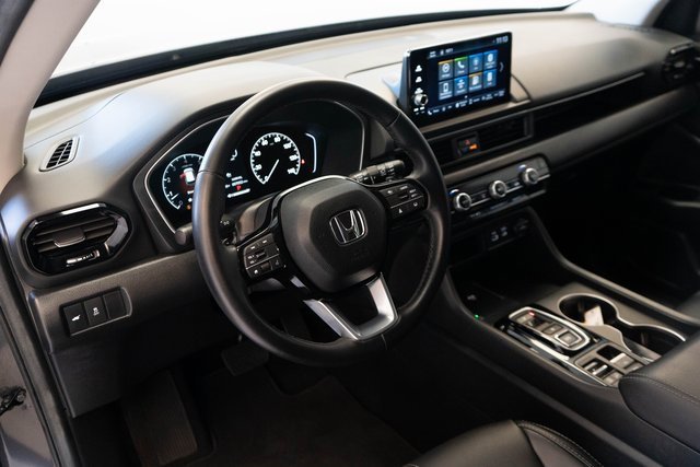 Used 2025 Honda Pilot EX-L image 3