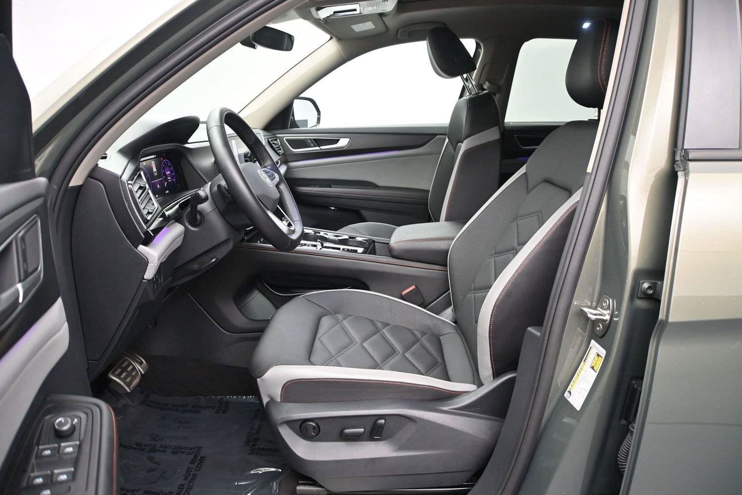 Used 2025 Volkswagen Atlas Peak Edition SE AWD/4WD image 8