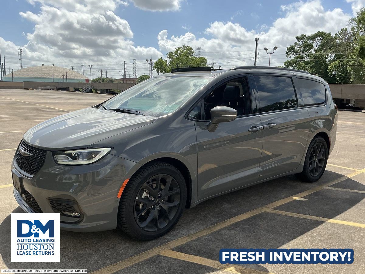 Used 2022 Chrysler Pacifica Limited w/ Uconnect Theater Family Group image 2