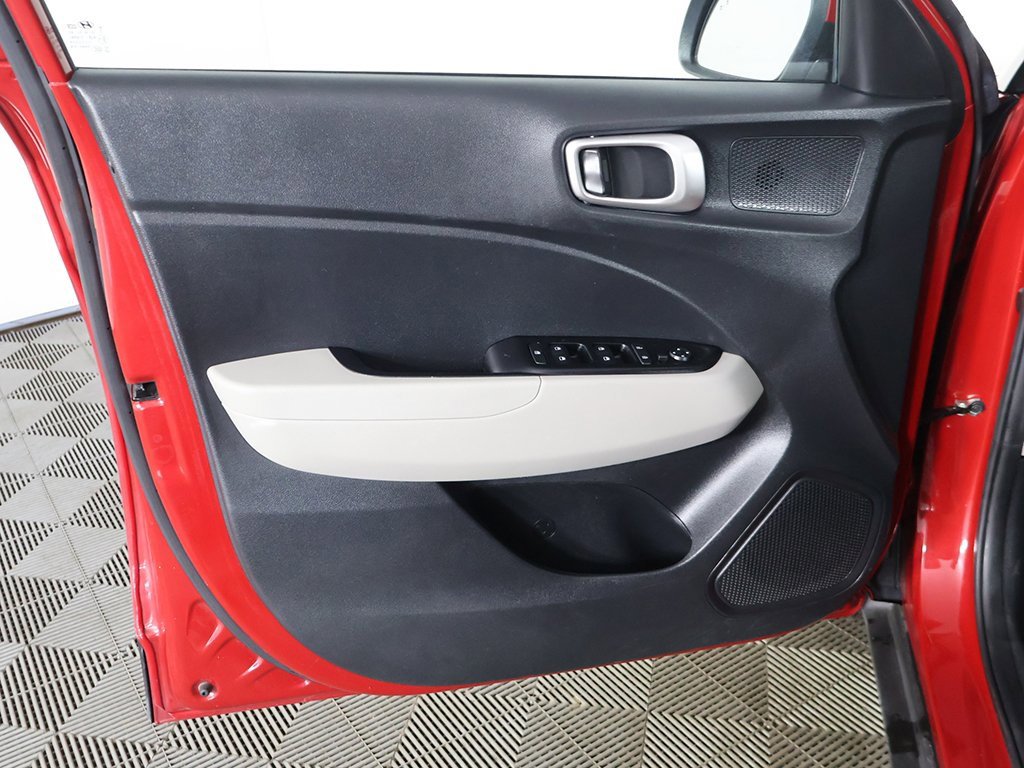 Used 2023 Hyundai Venue SEL image 19