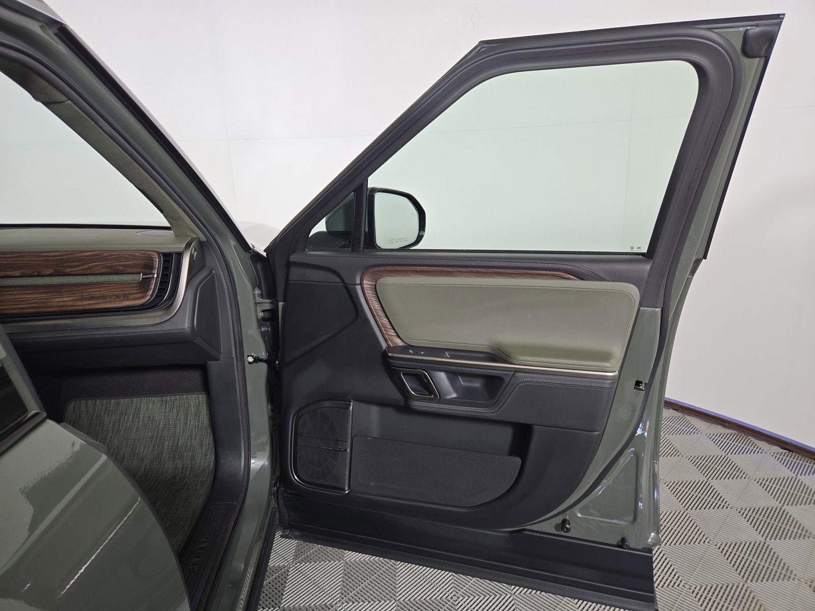 Used 2022 Rivian R1S Launch Edition image 18