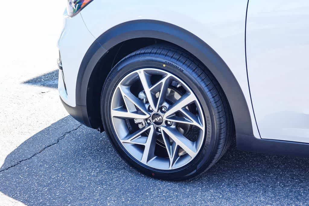 Certified 2022 Kia Niro Touring Special Edition FWD image 9