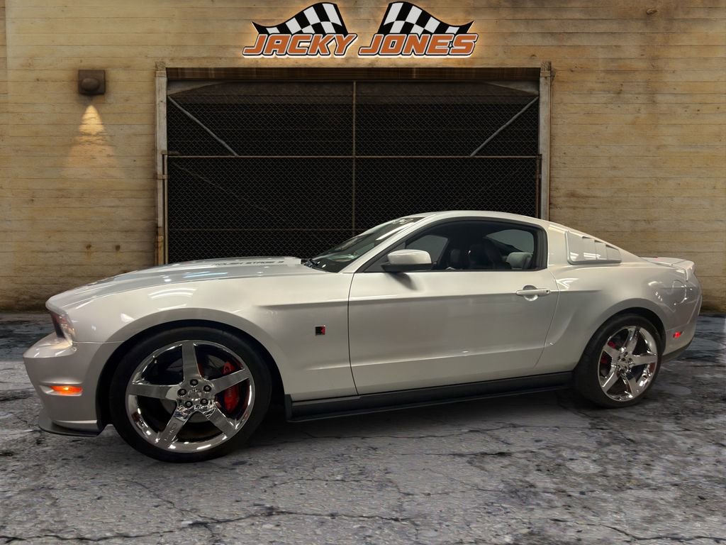 Used 2010 Ford Mustang GT Premium RWD image 2