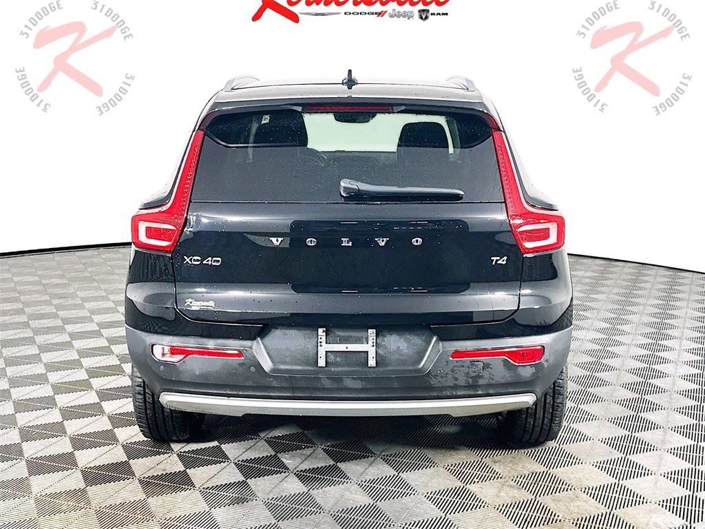 Used 2022 Volvo XC40 T4 Momentum image 6
